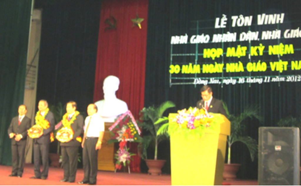 le ton vinh nha giao nhan dan, nha giao uu tu 16.11. 4 [Desktop Resolution].jpg